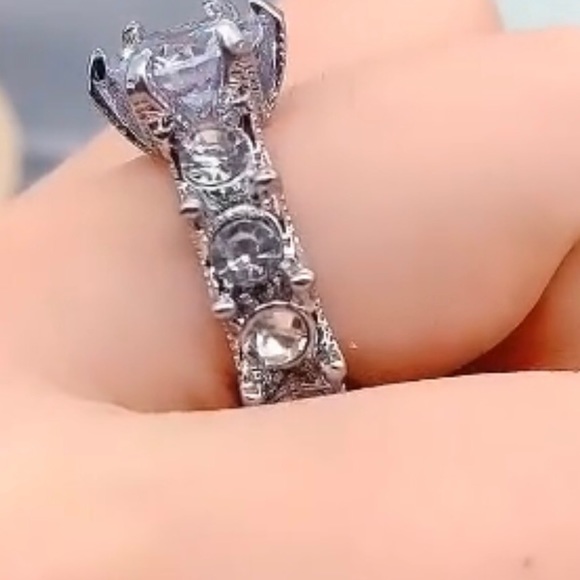 LAST ONE‼️ Silver White Sapphire Big Diamond Ring - Picture 6 of 16